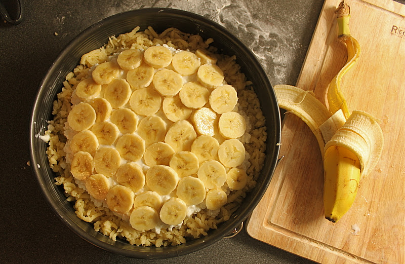 Банан в тесте на сковороде. Пирог с бананом. Пирог с бананом в духовке. Банановый пирог в духовке. Вкусный банановый пирог.
