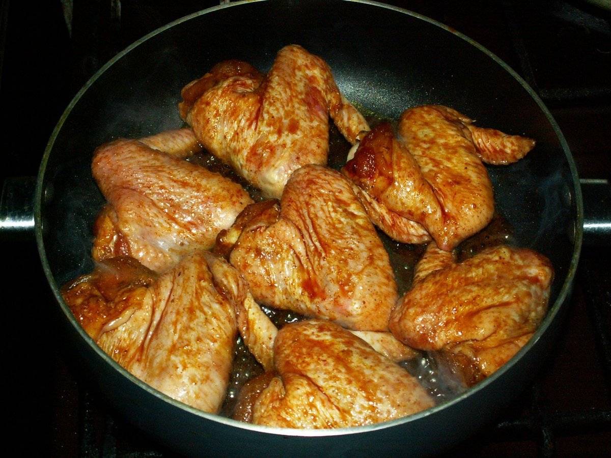 Сколько готовятся крылья. Жареные крылышки на сковороде. Жареная курица на сковороде. Куриные Крылья жареные на сковороде. Крылышки куриные.