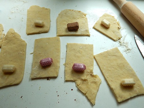 пирожки с начинкой из конфет, фоторецепт с пошаговыми фотографиями 