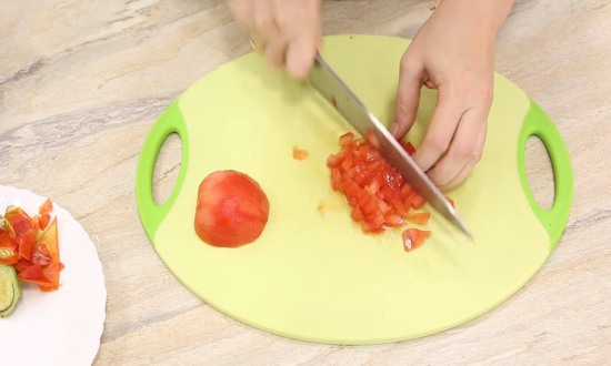 измельчаем помидоры, отправляем к остальным овощам