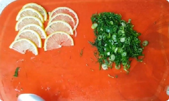 измельчаем зелень и лимон