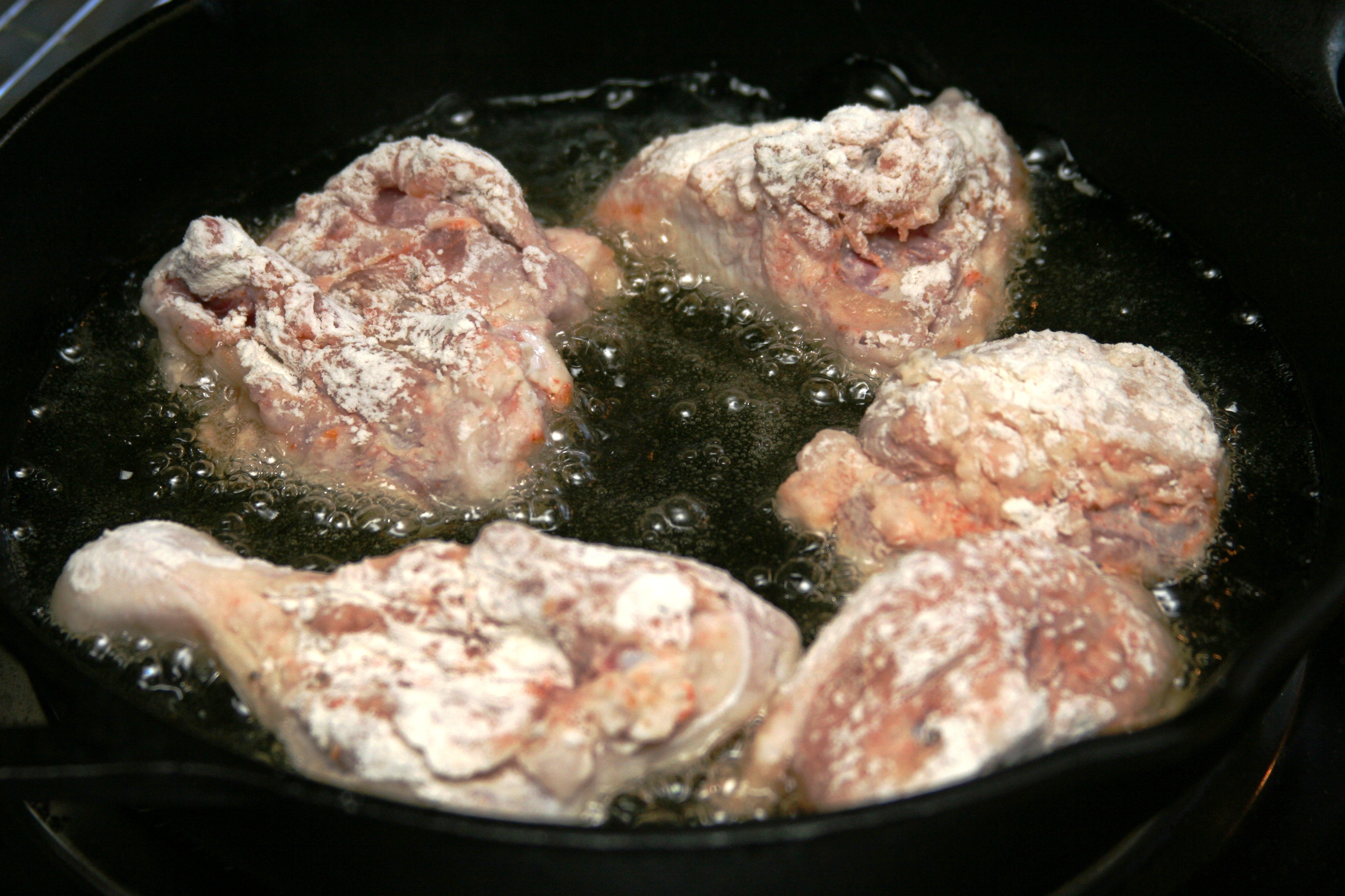 Пожарить курицу на сковороде с корочкой вкусно. Курица кусками на сковороде. Куриное мясо на сковороде. Курица жарится на сковороде. Жареная курица на сковороде с корочкой кусочками.