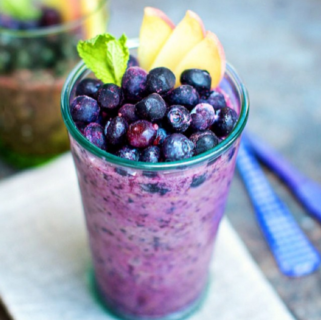 Коктейль с черникой. Черничный смузи. Черничный коктейль. Peach-Blueberry Smoothie. Peach-Blueberry Juice.