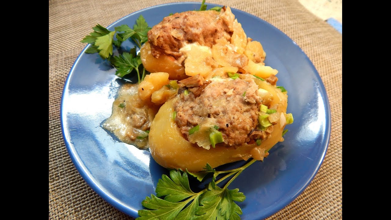 Видео рецепт картошки с мясом. Картофель фаршированный мясом. Картошка фаршированная грибами. Картошка с подливкой. Картофель с грибным соусом.