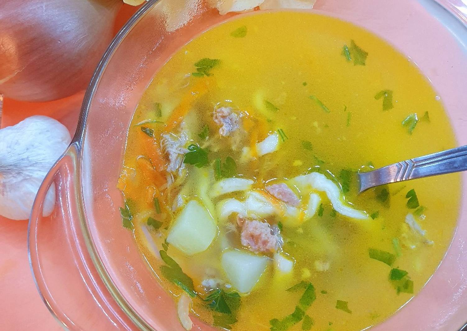 Суп со свининой простой рецепт. Суп из тушенки с лапшой. Суп из свинины. Суп со свининой. Яблочный суп со свининой.