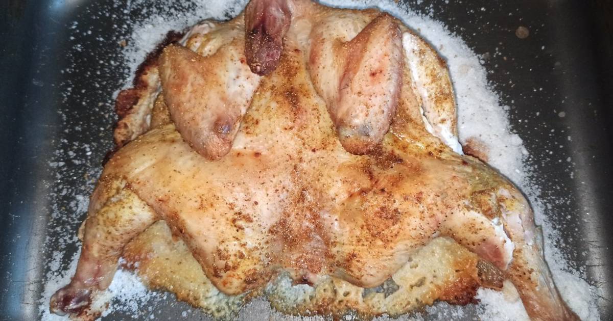 Курица запеченная на соли. Курочка на соли в духовке. Курица в духовке разрезанная.
