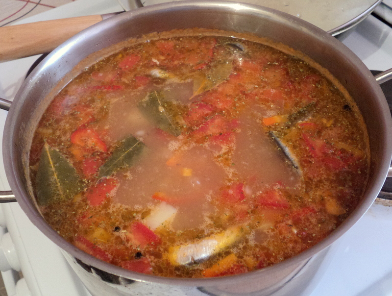 Суп из консервы рыбной в томате. Суп в кастрюле. Готовый суп в кастрюле. Рыбный суп из консервов килька в томате.