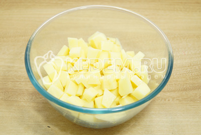 Картофель очистить и нарезать кубиками.