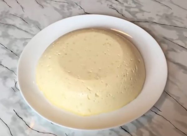 Готовый домашний сыр на тарелке
