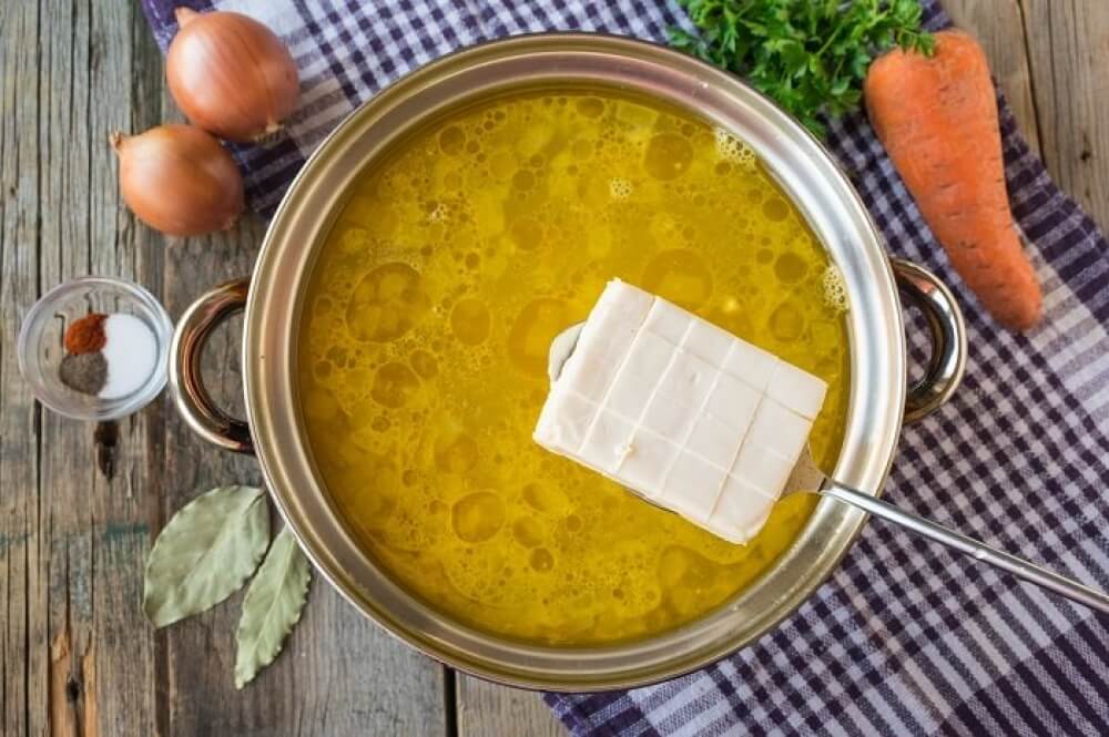 Сыр добавляется в суп