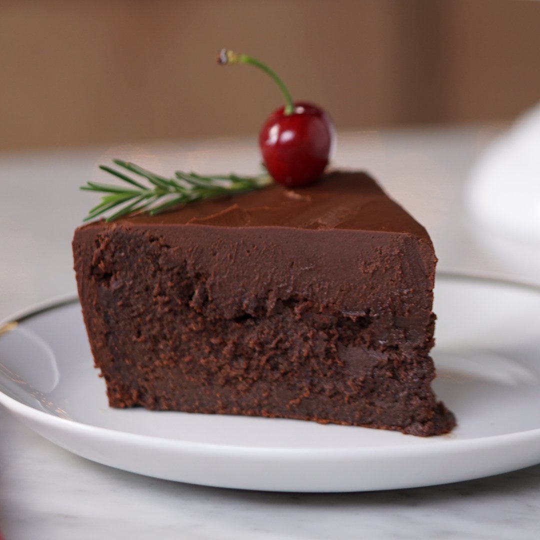 Шоколадный торт желатин. Шоколадный мусс для торта. Шоко шоколадный торт. Заливной торт шоколадный. Торт мусс Чоко.