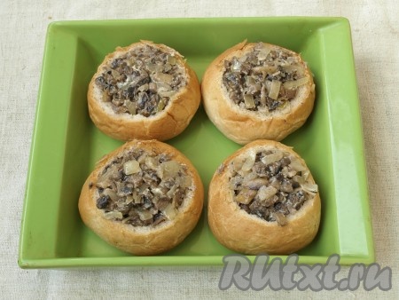 Наполнить булочки готовым грибным жульеном и выложить в керамическую форму.
