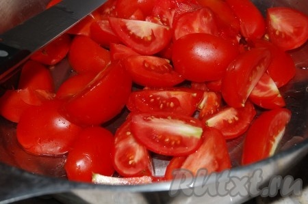 Нарежем томаты.