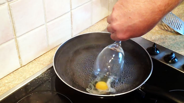 Как быстро сварить яйца всмятку в сковороде