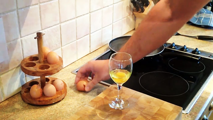 Как быстро сварить яйца всмятку в сковороде