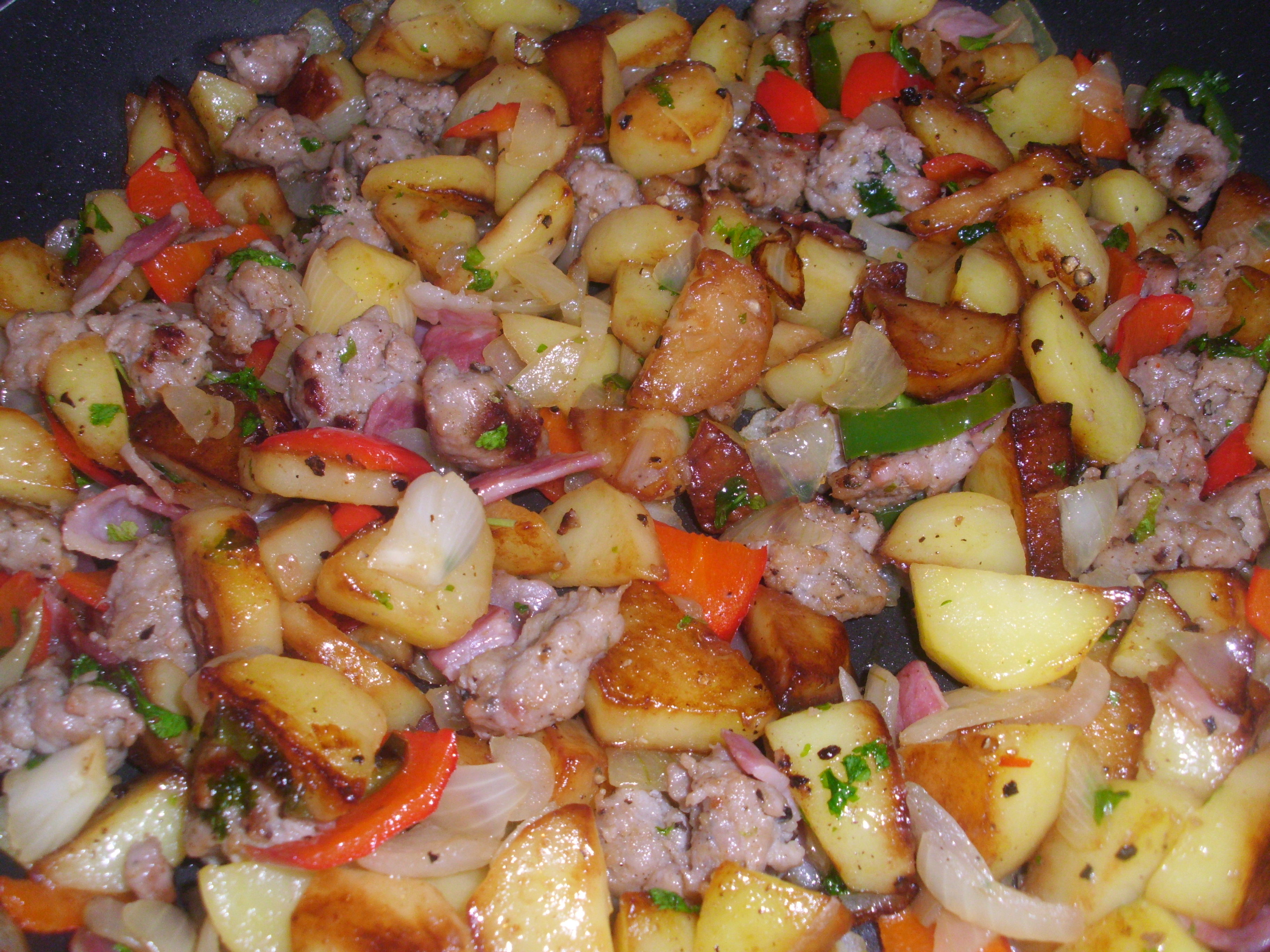 Мясо в казане с картошкой и овощами