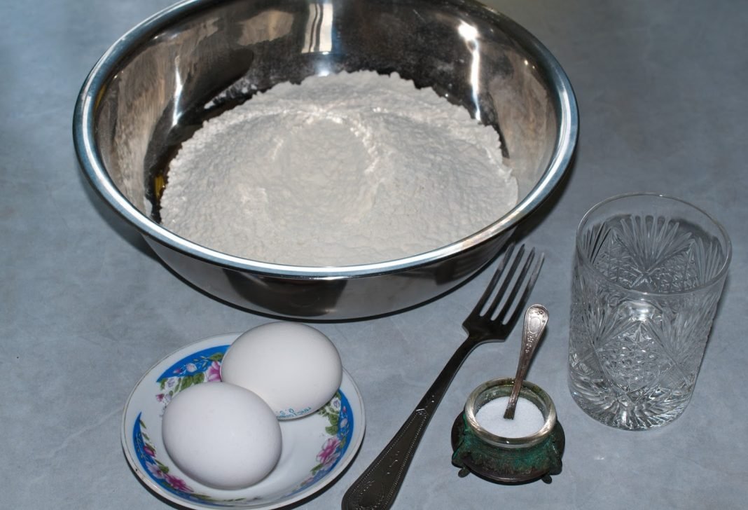 Тесто для пельменей мука вода. Ингредиенты для теста. Ингредиенты для замеса теста. Яйцо мука соль. Ингредиенты для пельменного теста.