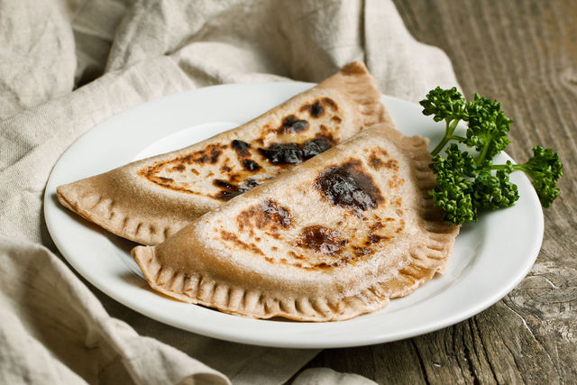 Азербайджанские повара кладут сверху большой кусок сливочного масла, которое стекает, пропитывая лепешки, делая их мягкими и сочными