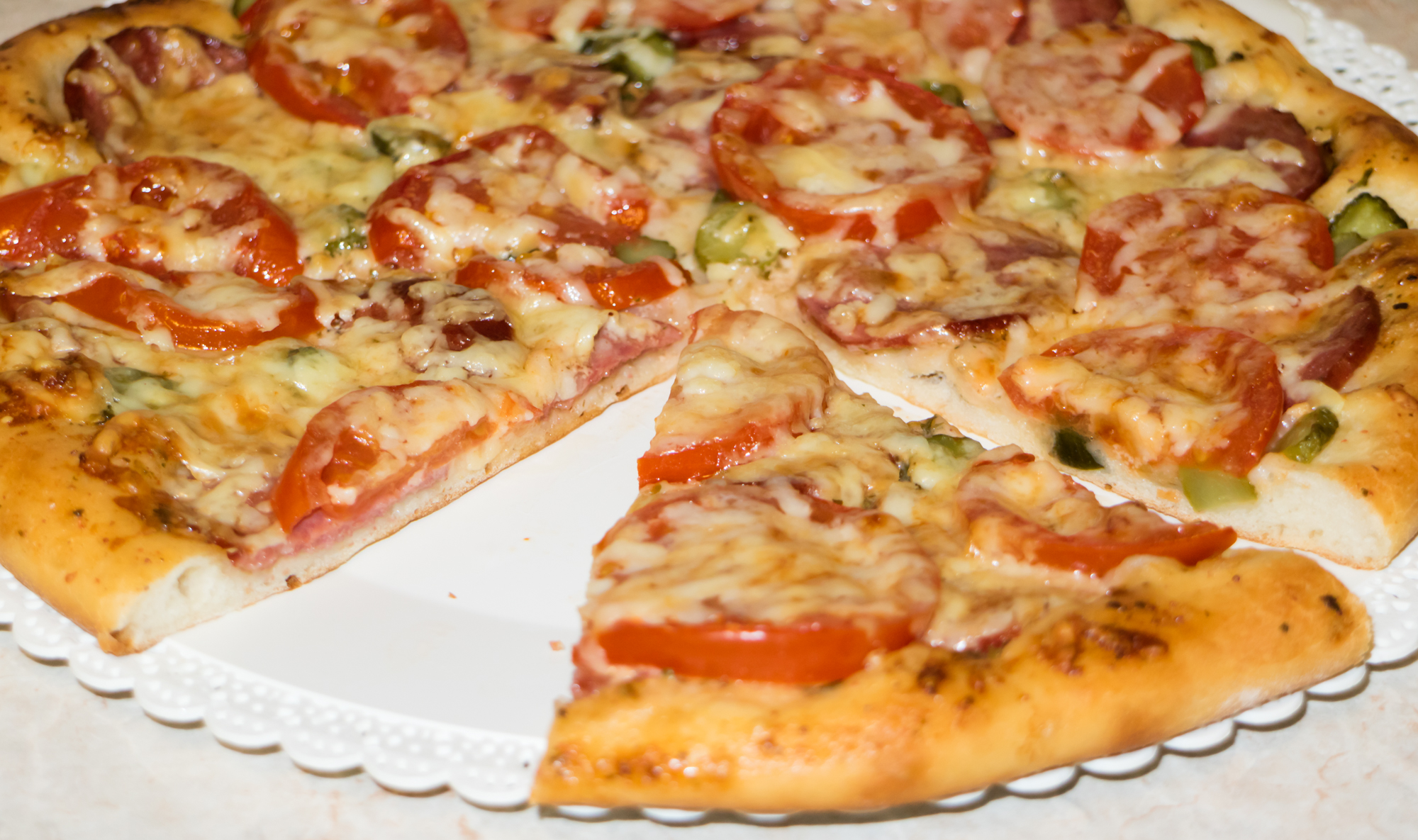 бездрожжевая пицца в духовке с колбасой и сыром и помидорами фото 57