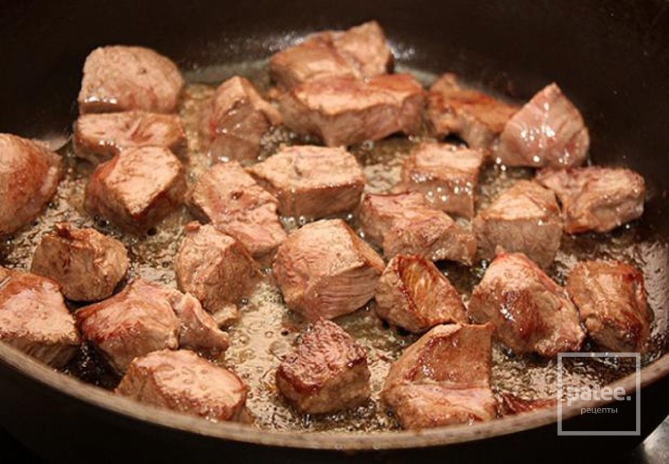 Рецепты мяса на сковороде говядина. Кусочек жареного мяса. Мясо жаренное порционными кусками. Мясо жареное порционным куском. Жарка мяса мелкими кусками.
