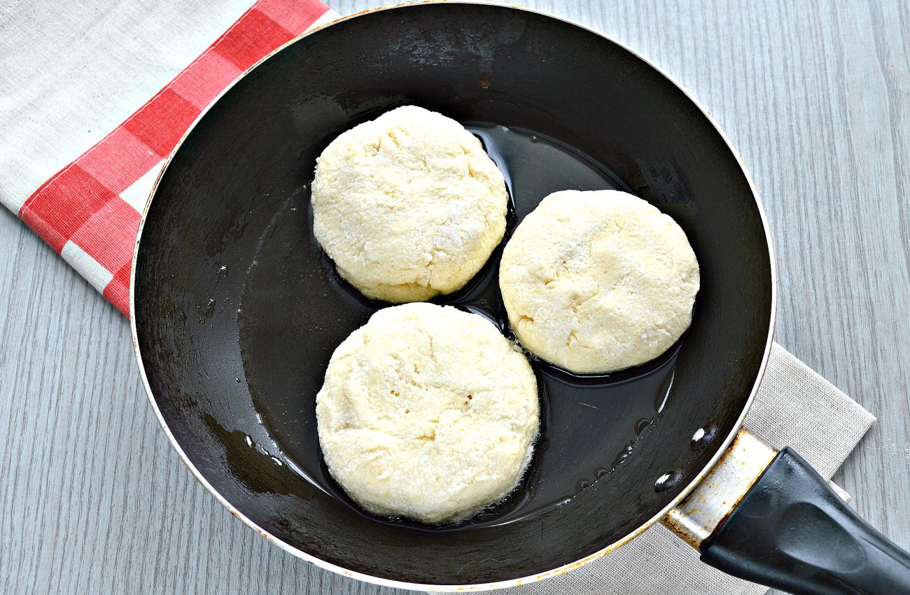 Сырники с манкой и творогом рецепт на сковороде с мукой пышные с фото