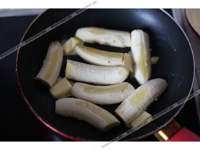 Банан в тесте на сковороде. Жареные бананы на сковороде. Банан с сахаром на сковороде. Жарят бананы на сковороде на сливочном масле. Жареные бананы с шоколадом на сковороде.