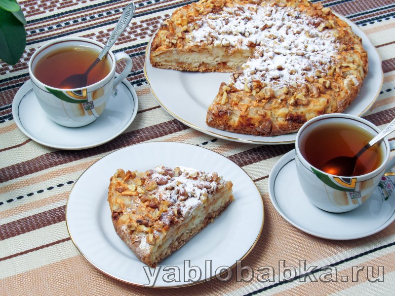Болгарский яблочный пирог с манкой