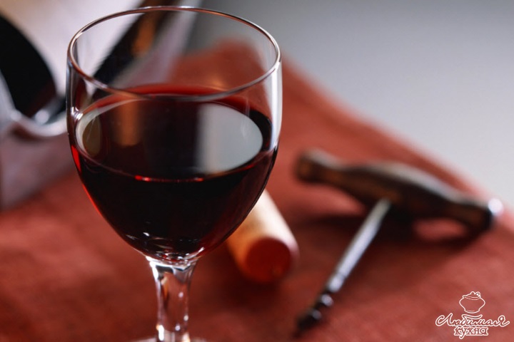 бокал красного столового вина