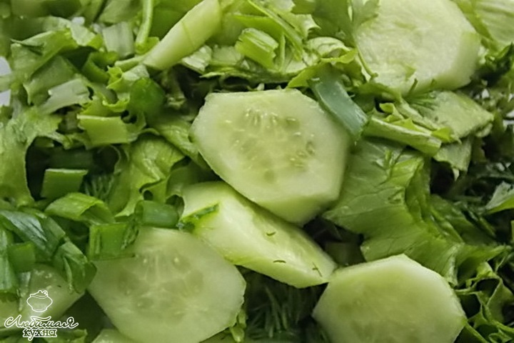 Листовой салат со свежим огурцом