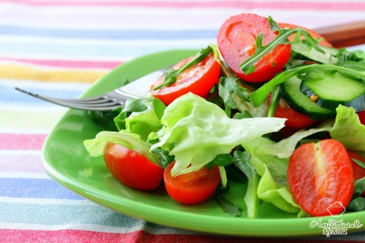 Листовой салат с помидором и огурцом