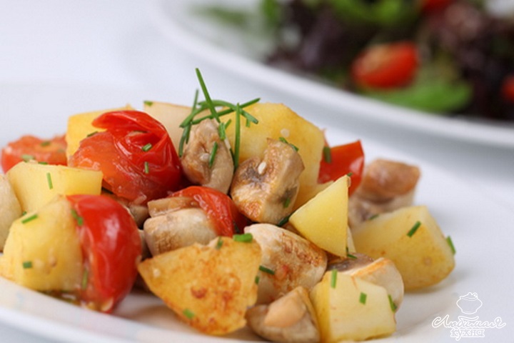 Картофель отварной с луком грибами или помидорами
