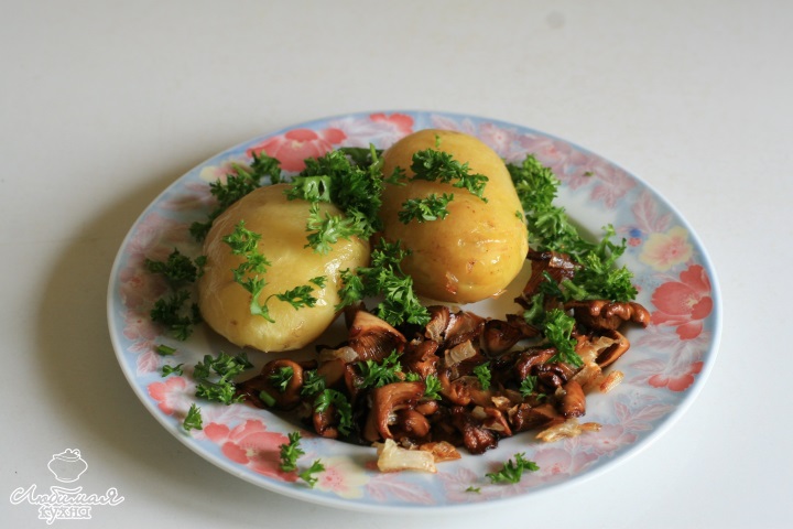 картофель с грибами, помидорами и кабачком